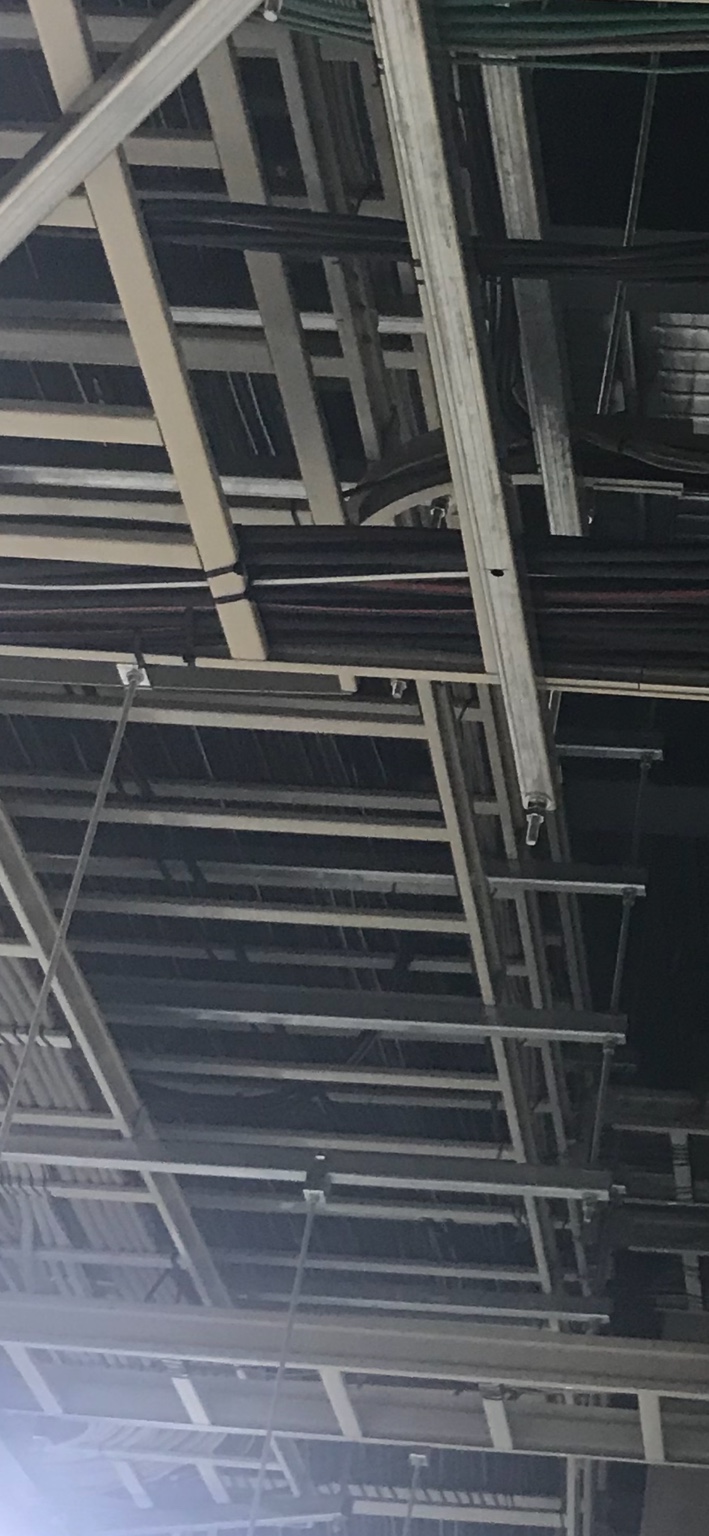 建物天井部に設置されたケーブルラックと電気配線の施工状況