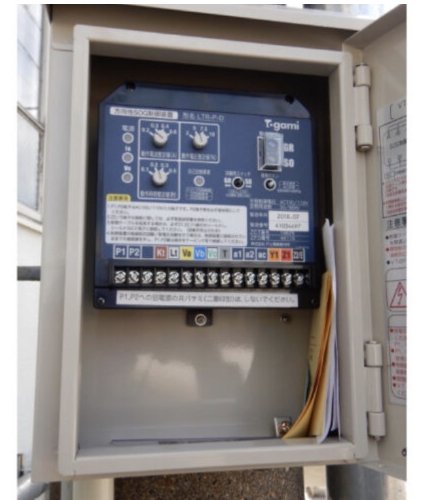 SOG制御装置盤を開けた内部。継電器と端子台