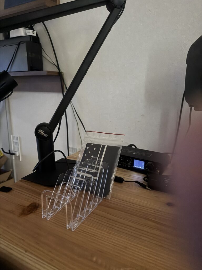 机の上のクリアケース