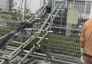 屋外に敷設されたケーブルラックと高圧ケーブル