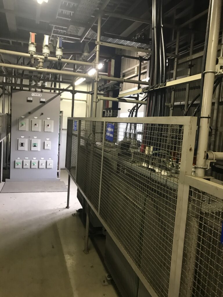 工場の電気室。キュービクルとフェンス