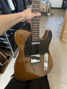 楽器屋の店内でテレキャスターを構えたところ