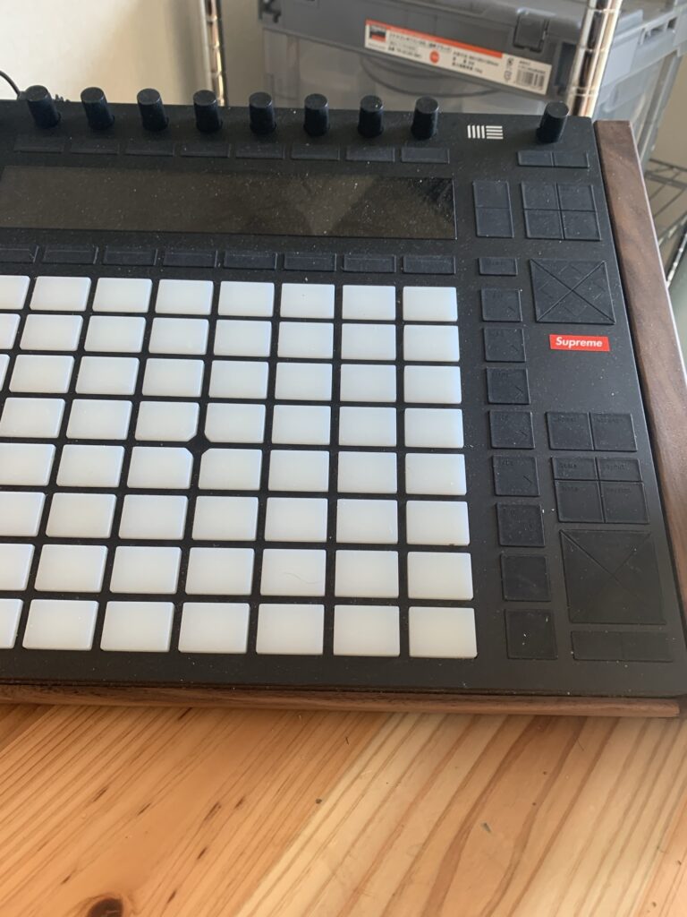 木の机の上に置いたAbleton Push。白いパッドが並んでいる
