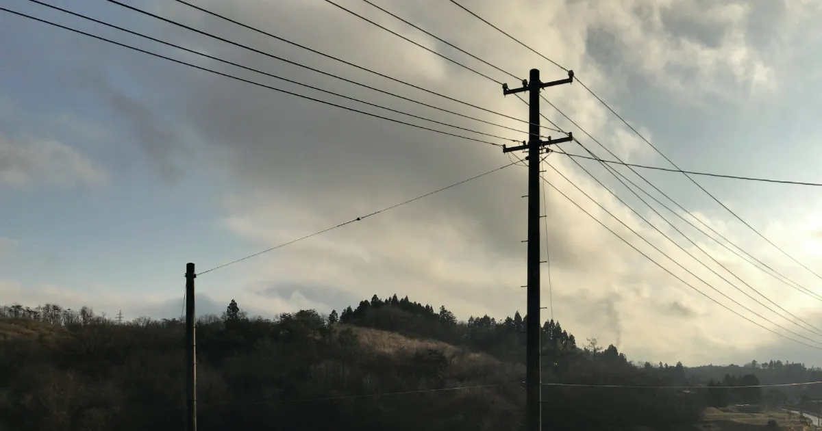電柱と電線と雲の多い空